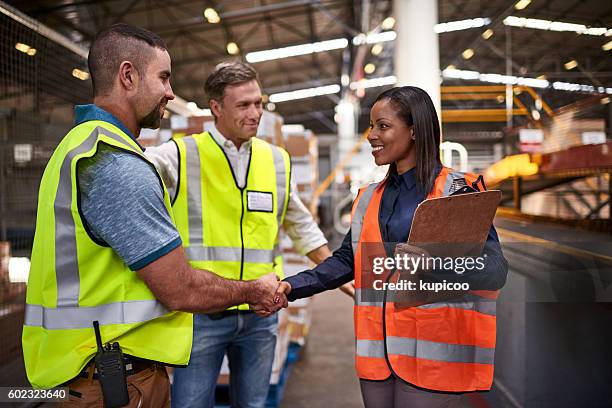 we're glad to have your experience on the warehouse flor - distribution warehouse stockfoto's en -beelden