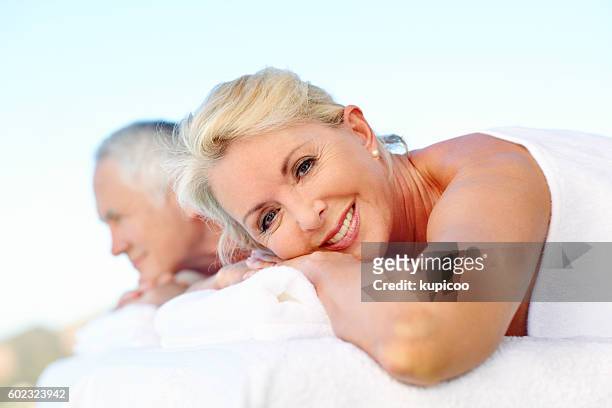 it's pure bliss - massage couple stock pictures, royalty-free photos & images