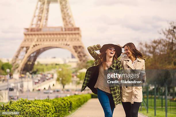 freunde in paris - paris stock-fotos und bilder