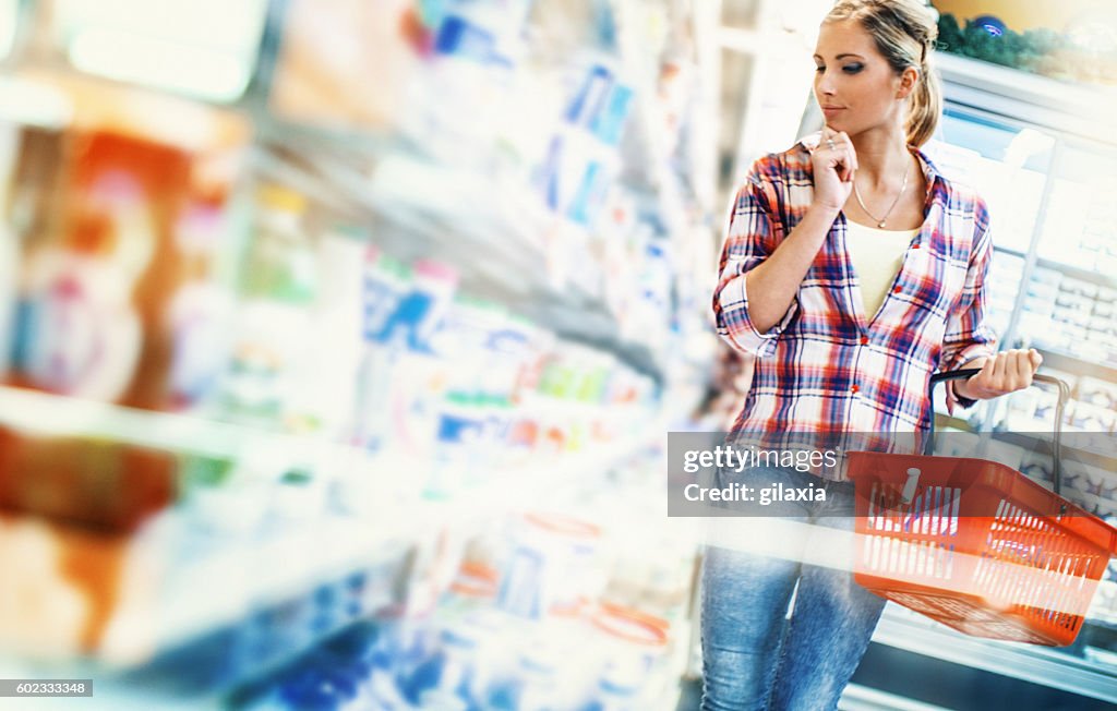 Mujer compra de alimentos en el supermercado.