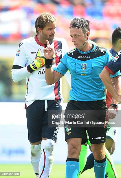 The Referee Abissso shows a red card to Marco Storari goalkeeper of Cagliari Calcio during the Serie a match between Bologna FC and Cagliari Calcio...