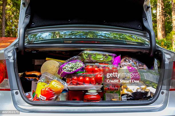 car with groceries - car trunk fotografías e imágenes de stock