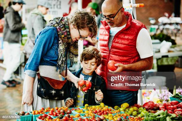 family shopping at organic farmers market - wochenmarkt stock-fotos und bilder