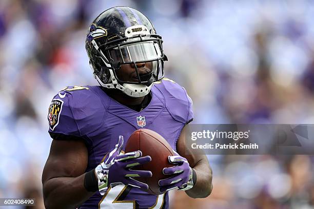 Running back Justin Forsett of the Baltimore Ravens warms up prior to the game at M&T Bank Stadium on September 11, 2016 in Baltimore, Maryland.