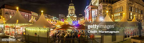 gendarmenmarkt (square) - neue kirche - fotografias e filmes do acervo