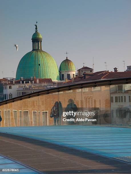 italy, venice, costituzione bridge - costituzione stockfoto's en -beelden