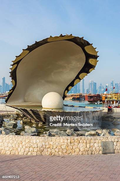 oyster and pearl monument along corniche - the pearl qatar fotografías e imágenes de stock