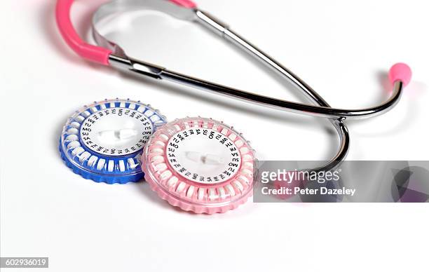 hrt pills with stethoscope - hrt pill stockfoto's en -beelden