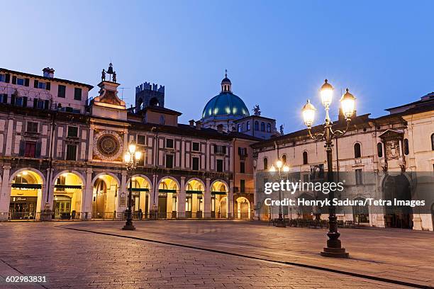 italy, lombardy, brescia, piazza della loggia at dusk - 布雷西亞 個照片及圖片檔
