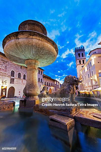 italy, umbria, assisi, fountain in piazza del comune - minerva stock-fotos und bilder