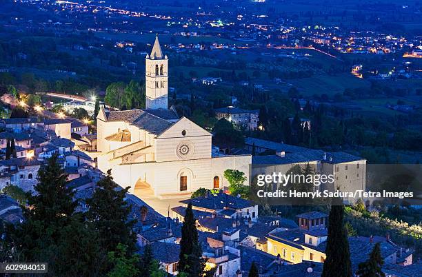 italy, umbria, assisi, basilica of st. clare of assisi at night - basilika stock pictures, royalty-free photos & images