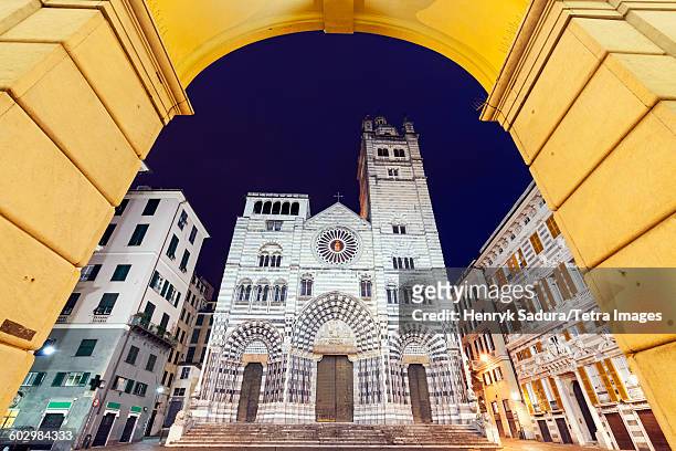 italy, liguria, genoa, cattedrale di san lorenzo at night - genoa italy photos et images de collection