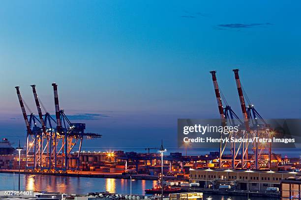 italy, liguria, genoa, genoa harbor cranes at sunrise - südeuropa stock-fotos und bilder