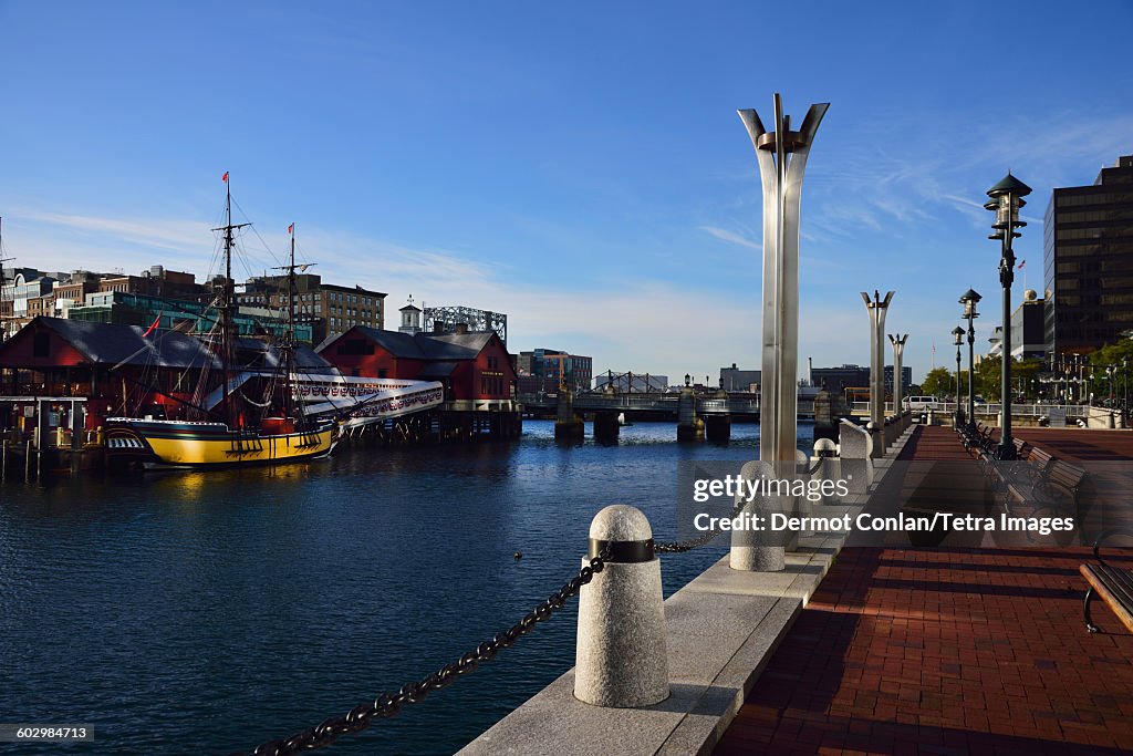 USA, Massachusetts, Boston, Atlantic Wharf, Pedestrian walkway at waterfront