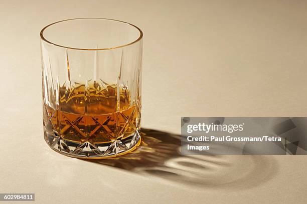 studio shot of glass with alcohol - bourbon whisky stockfoto's en -beelden