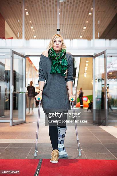 woman with broken leg - crutches fotografías e imágenes de stock