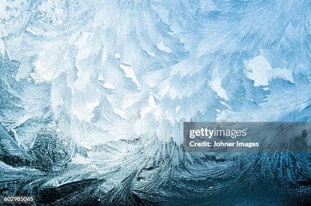 ice crystals on window - ghiaccio foto e immagini stock