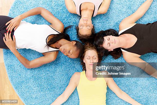 women lying down in gym - supino foto e immagini stock