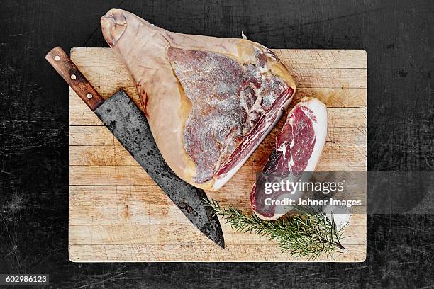 ham on chopping board - parmaschinken stock-fotos und bilder