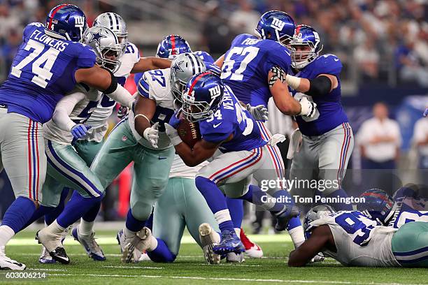 Shane Vereen of the New York Giants carries the ball during the fourth quarter against the Dallas Cowboys at AT&T Stadium on September 11, 2016 in...
