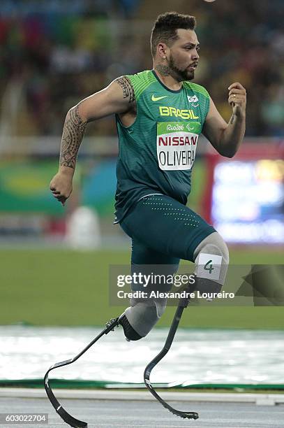 Alan Oliveira of Brasil competes at the Menâs 200m â T44 Round 1 during day 4 of the Rio 2016 Paralympic Games at the Olympic Stadium on September...