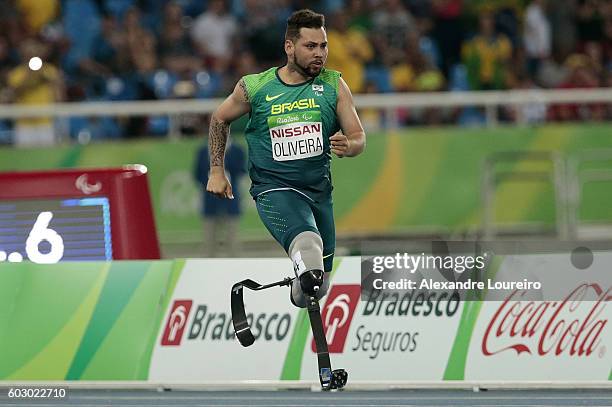 Alan Oliveira of Brasil competes at the Menâs 200m â T44 Round 1 during day 4 of the Rio 2016 Paralympic Games at the Olympic Stadium on September...