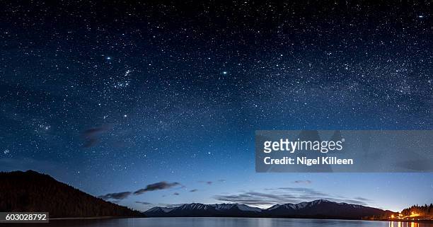 lake tekapo night sky, new zealand - nacht stock-fotos und bilder