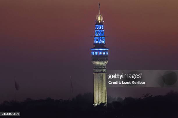 beyazit tower at night in istanbul, turkey - beyazıt tower stock pictures, royalty-free photos & images