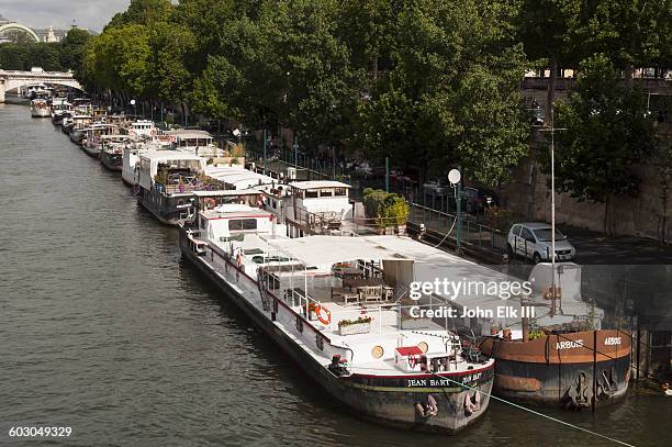 paris, seine river with peniche barges - barge stock-fotos und bilder