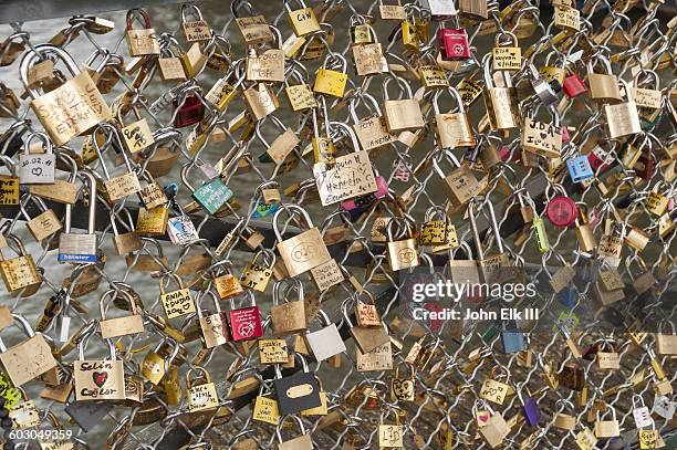 pont des arts bridge with love locks - le pont des arts and the love padlocks in paris stock-fotos und bilder