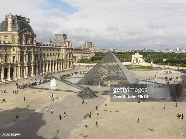 musee du louvre museum - louvre pyramid stock-fotos und bilder