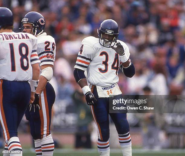 Walter Payton of the Chicago Bears circa 1987 against the Los Angeles Raiders at the Coliseum in Los Angeles, California.