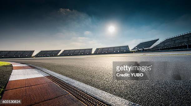 racing track - car racing stock-fotos und bilder