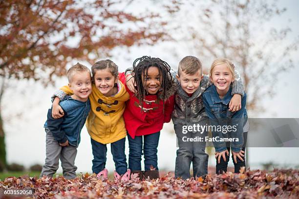 grundschulkinder spielen draußen in der pause - nature tree black white stock-fotos und bilder