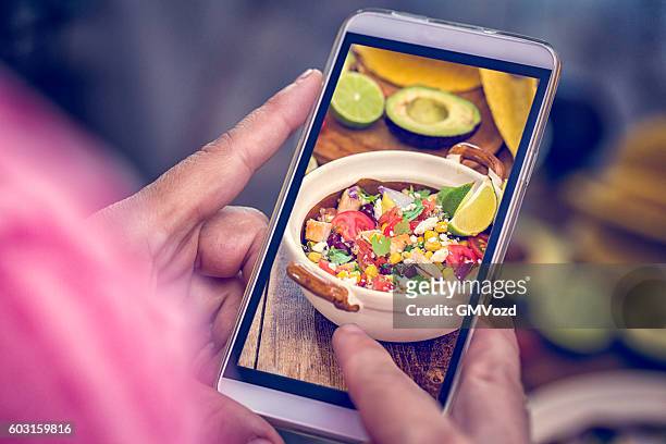tomar fotos con smartphone de quinua pollo chipotle - red bean fotografías e imágenes de stock