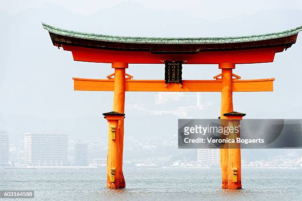 満潮時の「いつし島神社鳥居門」、日本 - 厳島神社 ストックフォトと画像