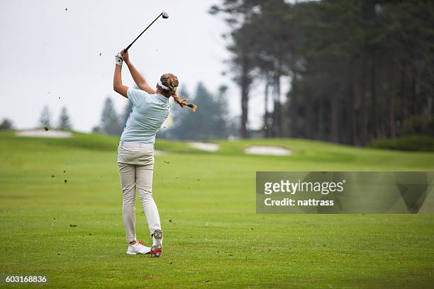 perfect golf swing - female golf stockfoto's en -beelden