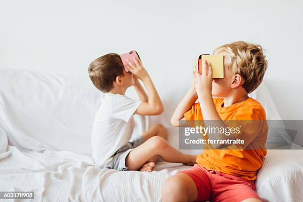 kinder spielen mit virtual reality headsets - vr cardboard stock-fotos und bilder