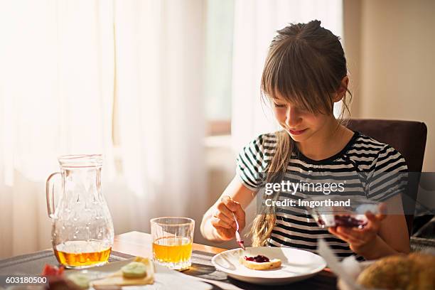bambina che fa colazione la mattina di sole - jelly foto e immagini stock