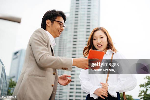 zwei geschäftsleute in japan mit kurzen eeting im freien - yuppie stock-fotos und bilder