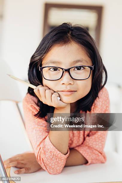 新しいフレームを持つ学生 - asian child with new glasses ストックフォトと画像