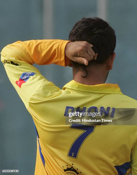 IPL Cricket - Team Chennai's captain MS Dhoni with new hair style... Photo d'actualité - Getty Images IPL Cricket - Team Chennai's captain MS Dhoni with new hair style... Photo d'actualité - Getty Images