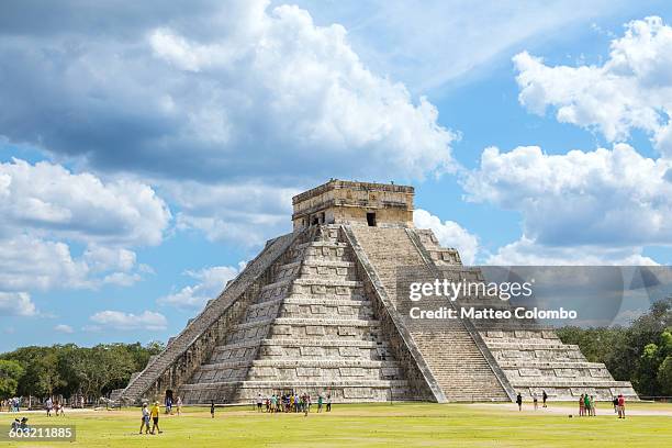 el castillo temple, chichen itza, mexico - mayan stock pictures, royalty-free photos & images