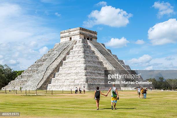 tourist couple, el castillo temple, chichen itza - mayan people stockfoto's en -beelden