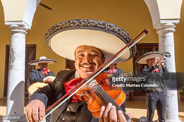 traditional mariachi band, yucatan, mexico - sombrero photos et images de collection