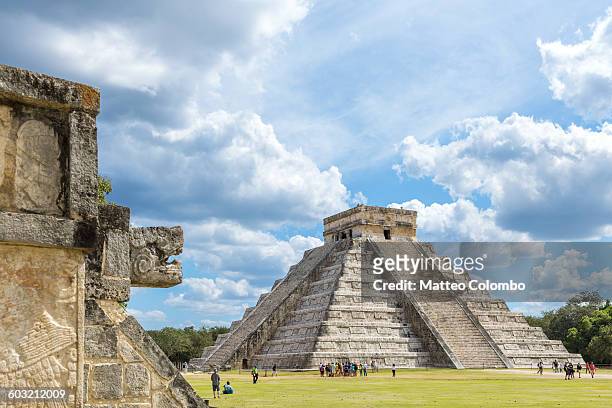 famous temple, with people, chichen itza, mexico - pirámide fotografías e imágenes de stock