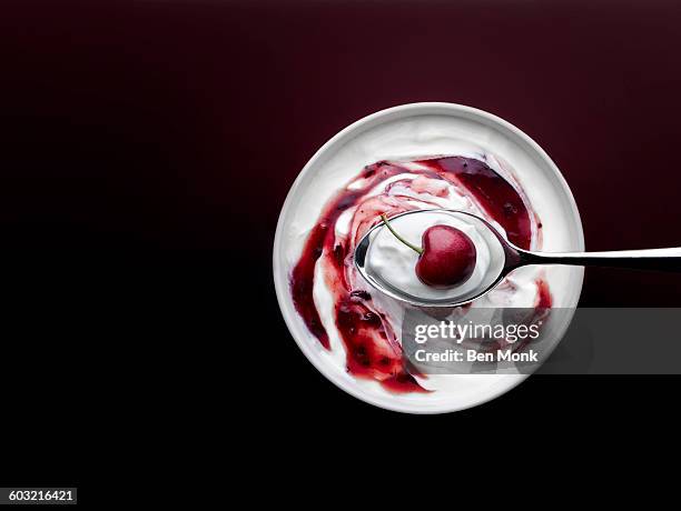 cherry yogurt - cucchiaio foto e immagini stock