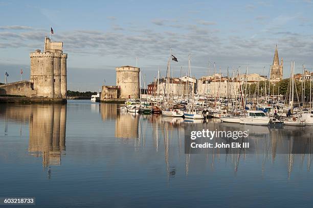 tour st nicolas and tour de la chaine towers - la rochelle 個照片及圖片檔