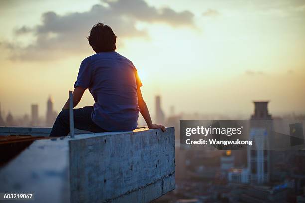 the silhouette in the sunshine - sunrise contemplation - fotografias e filmes do acervo
