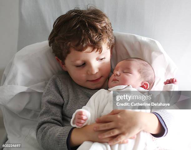 a newborn with her brother at the maternity ward - irmão - fotografias e filmes do acervo